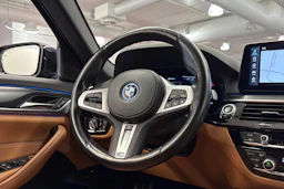 musta BMW 530 2023 kuva 17.