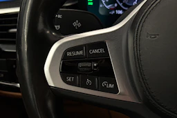 musta BMW 530 2023 kuva 18.
