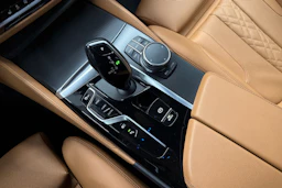 musta BMW 530 2023 kuva 22.