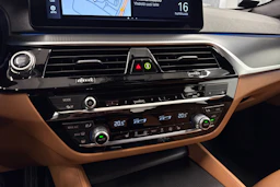 musta BMW 530 2023 kuva 23.