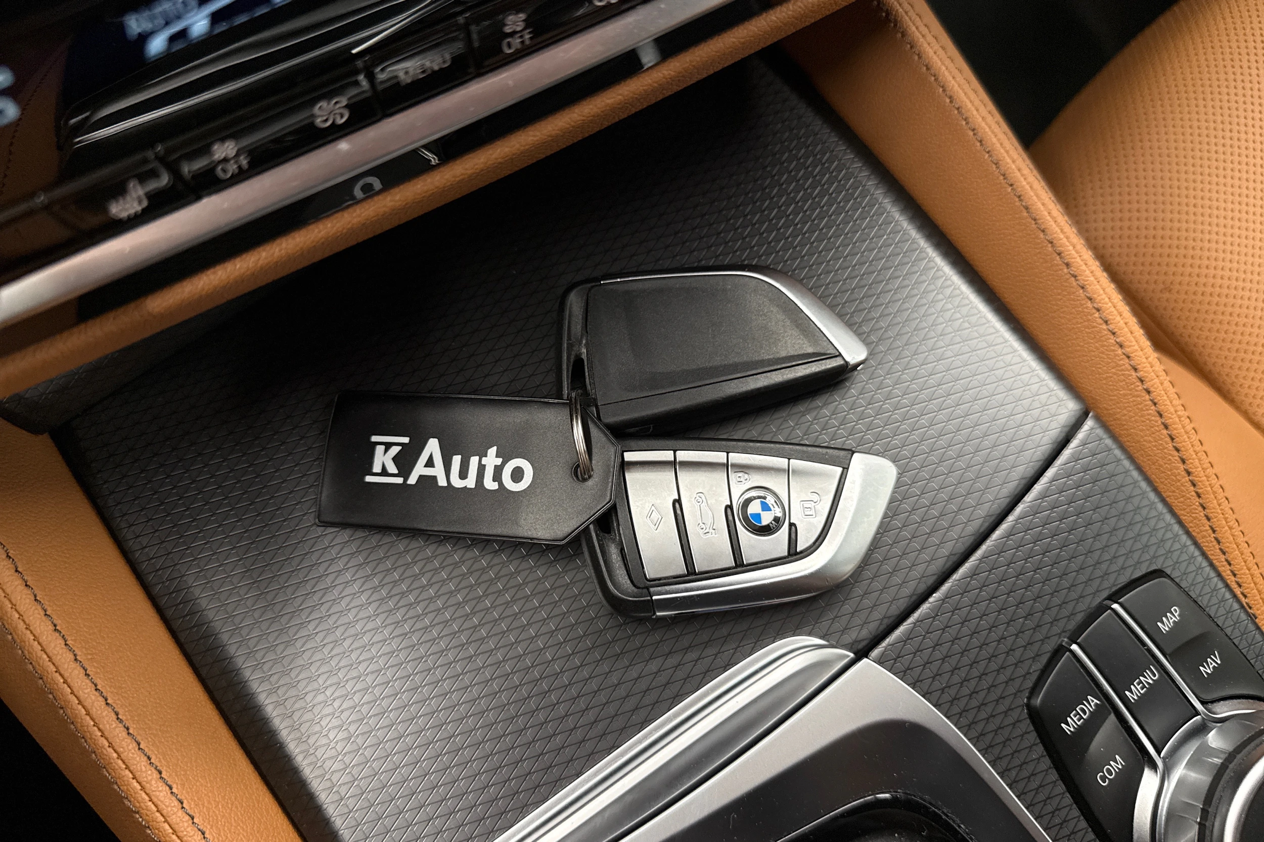 musta BMW 530 2023 kuva 29.