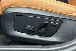 musta BMW 530 2023 kuva 30.