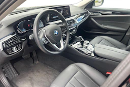 musta BMW 530 2023 kuva 3.