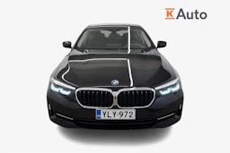 musta BMW 530 2023 kuva 4.