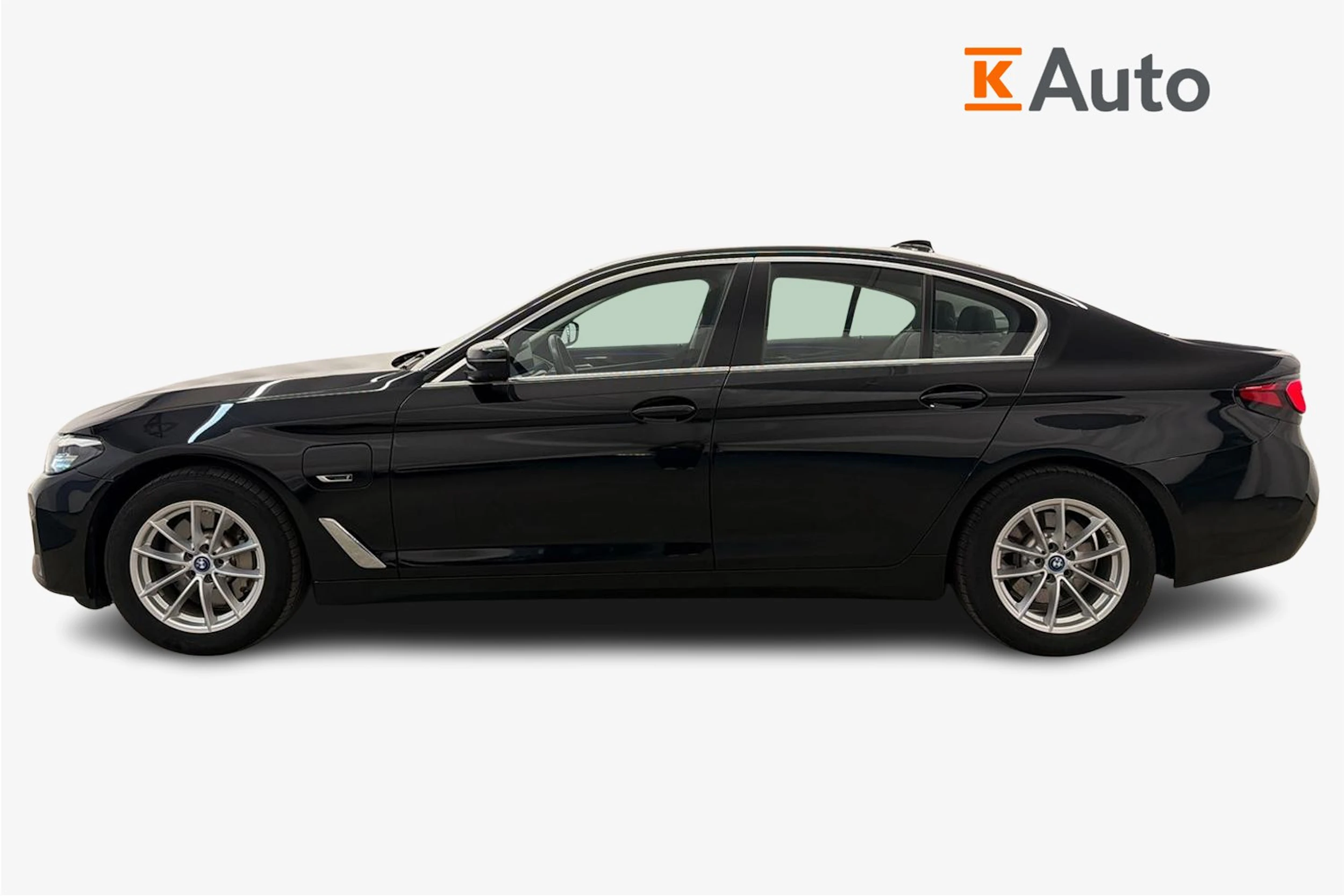 musta BMW 530 2023 kuva 5.