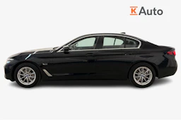 musta BMW 530 2023 kuva 5.
