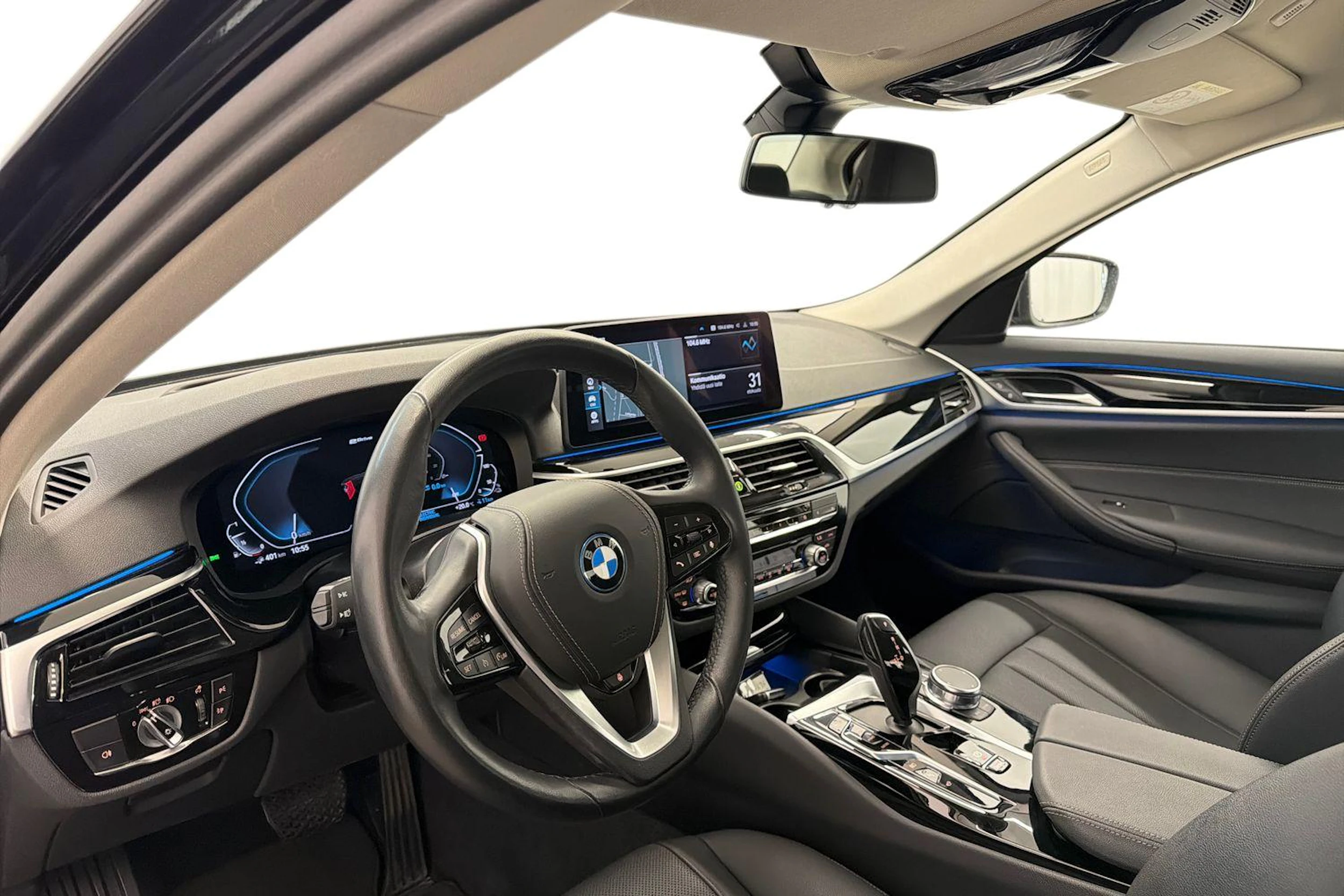 musta BMW 530 2023 kuva 6.