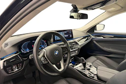 musta BMW 530 2023 kuva 6.