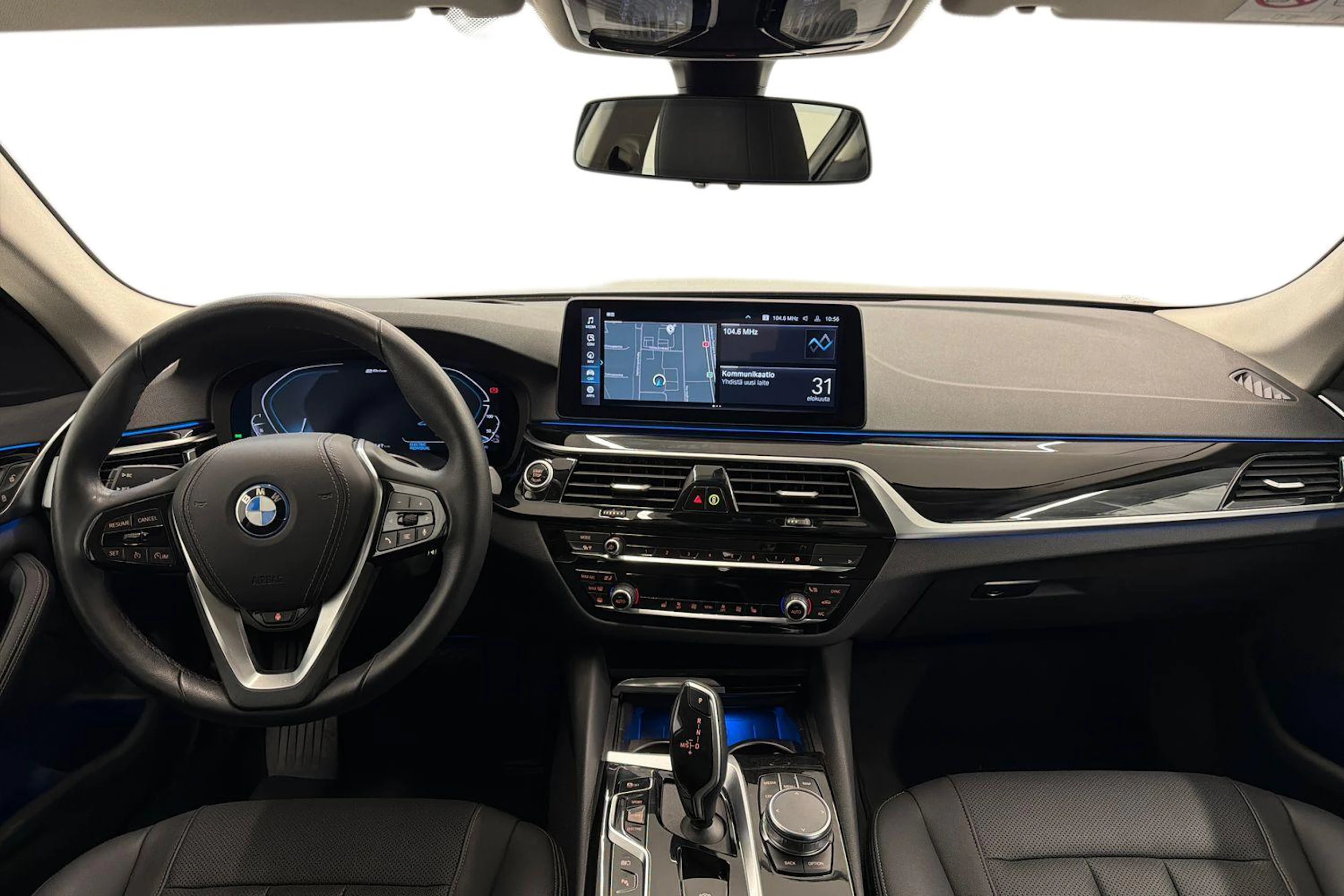 musta BMW 530 2023 kuva 7.