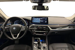 musta BMW 530 2023 kuva 7.