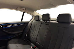 musta BMW 530 2023 kuva 8.
