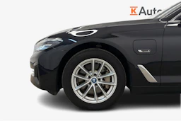 musta BMW 530 2023 kuva 9.