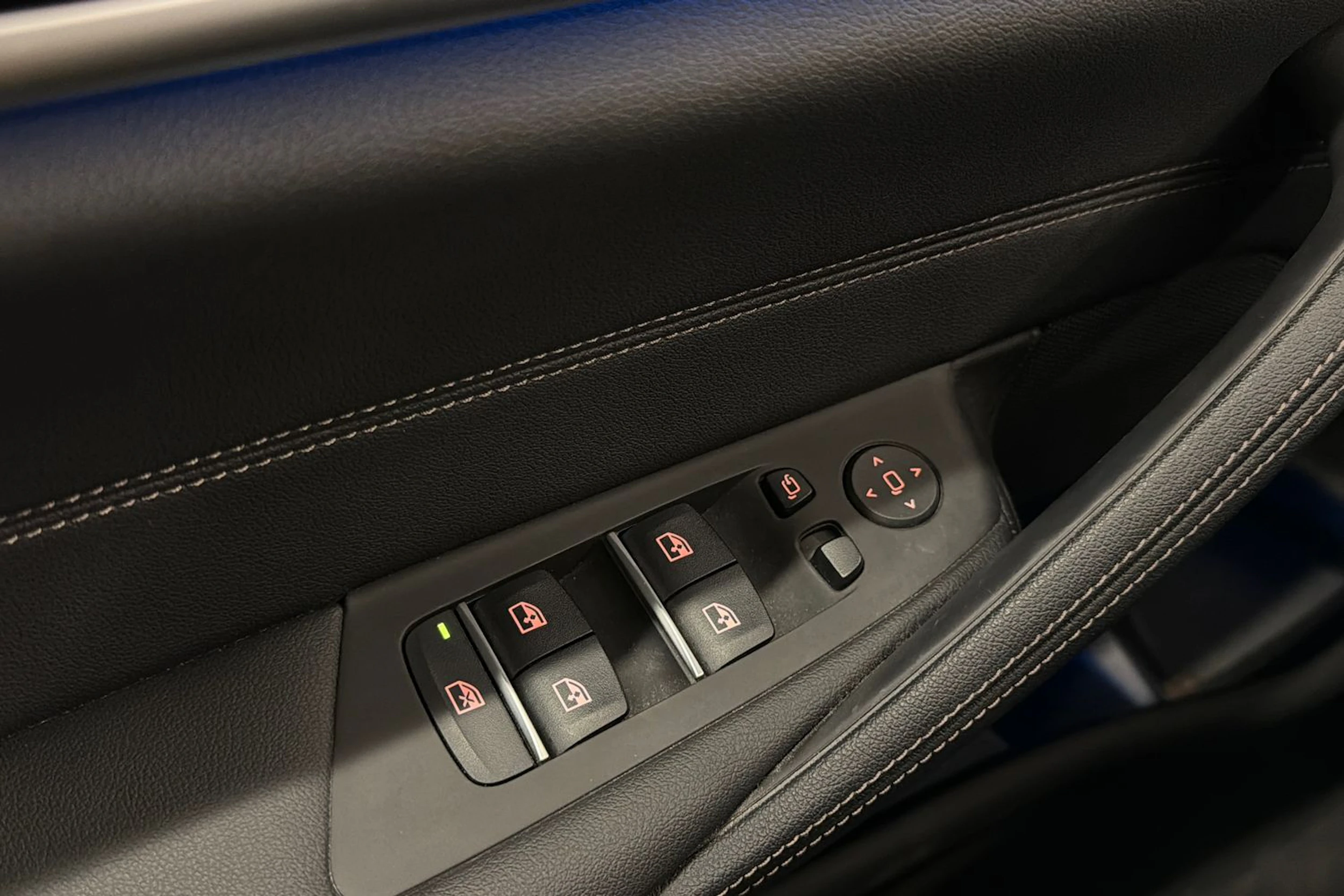 musta BMW 530 2023 kuva 15.