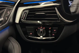 musta BMW 530 2023 kuva 16.