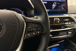 musta BMW 530 2023 kuva 18.