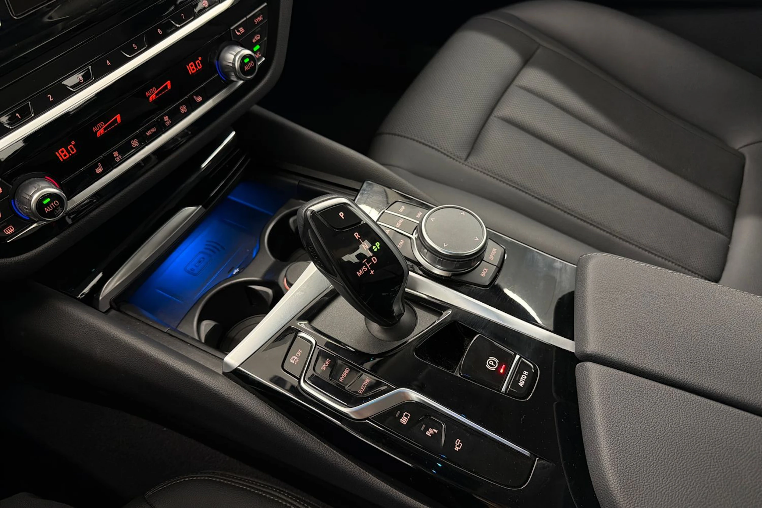 musta BMW 530 2023 kuva 19.