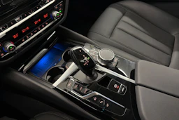 musta BMW 530 2023 kuva 19.