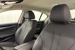 musta BMW 530 2023 kuva 28.