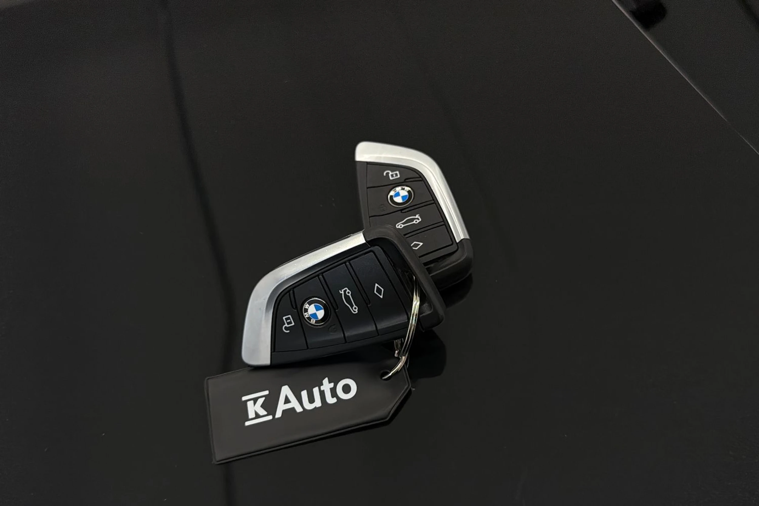 musta BMW 530 2023 kuva 29.