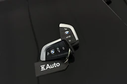musta BMW 530 2023 kuva 29.
