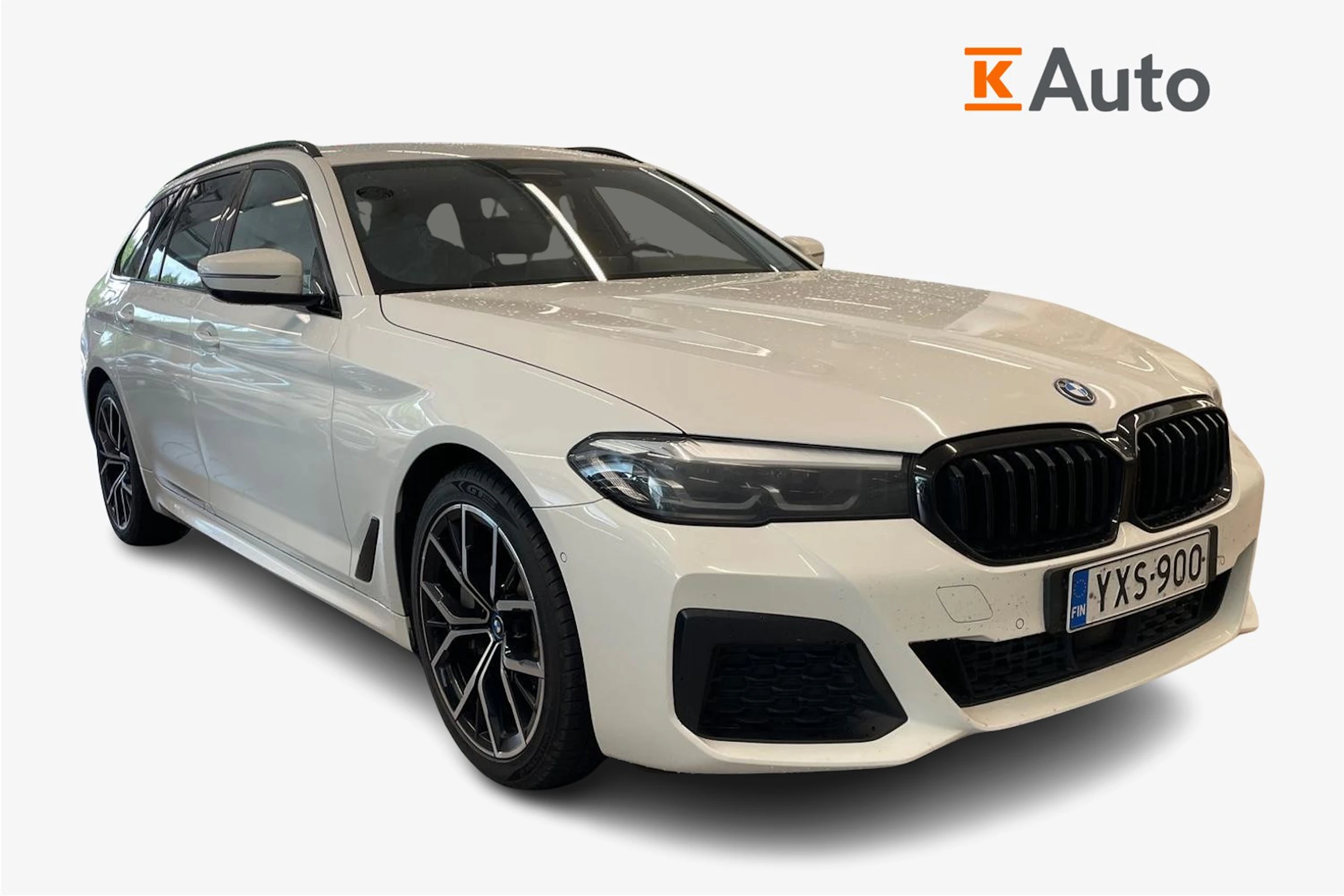 valkoinen BMW 530 2023 kuva 1.
