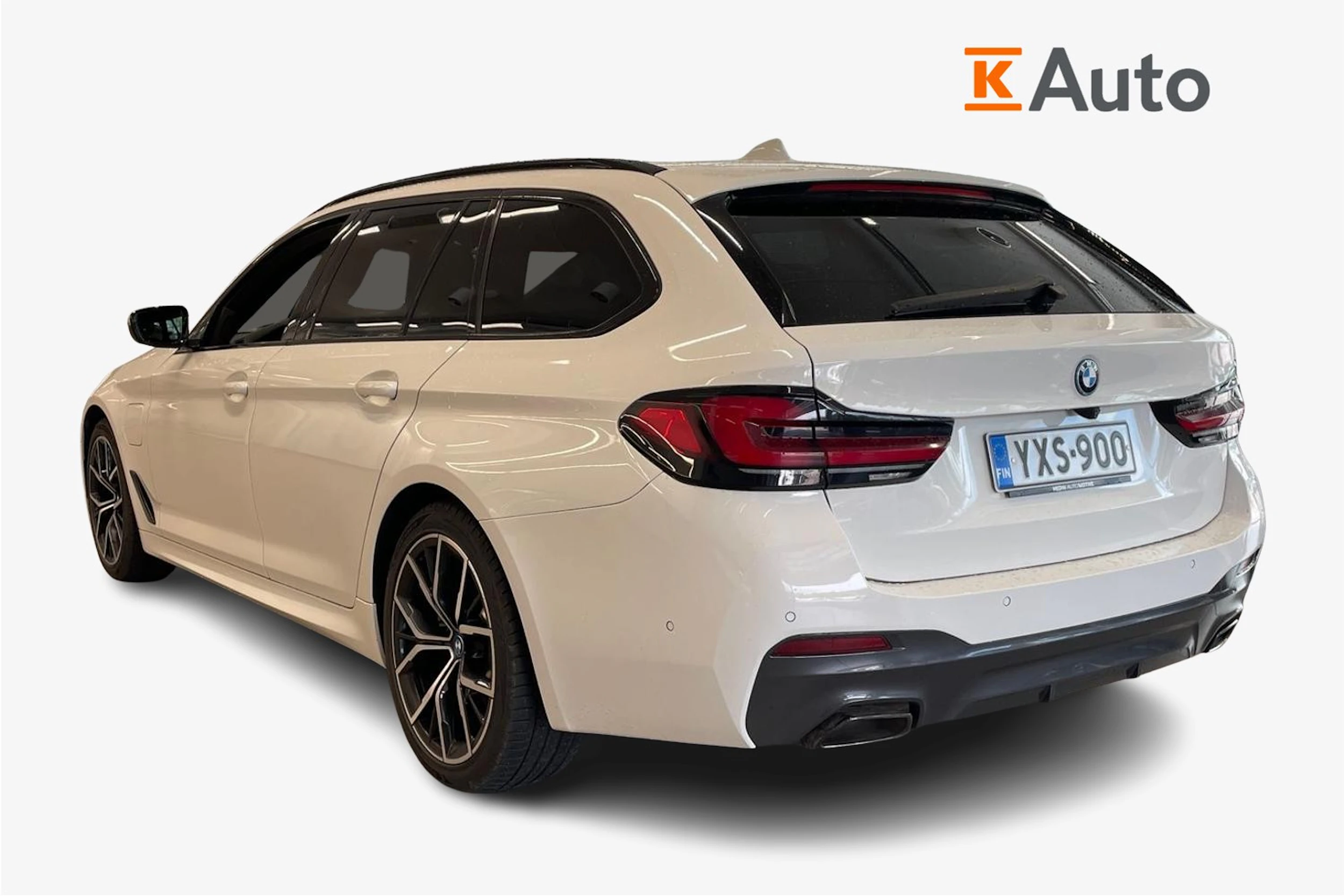 valkoinen BMW 530 2023 kuva 2.