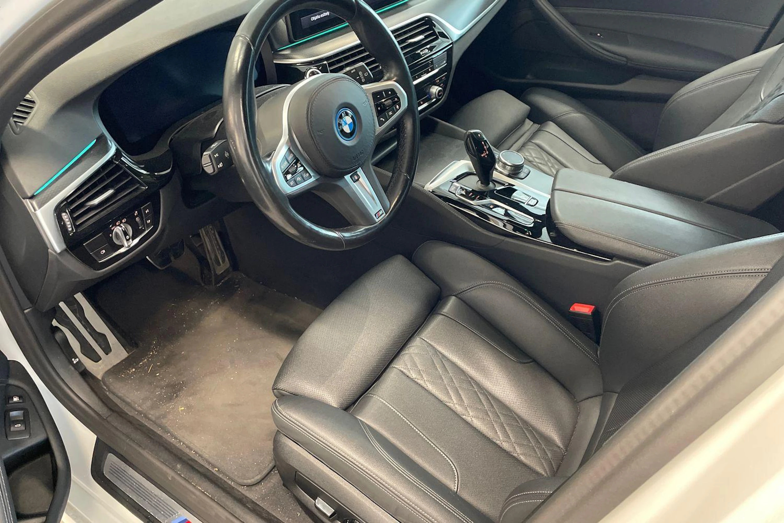 valkoinen BMW 530 2023 kuva 3.