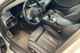 valkoinen BMW 530 2023 kuva 3.