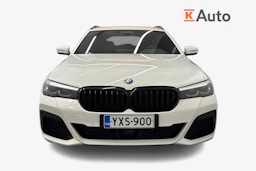 valkoinen BMW 530 2023 kuva 4.