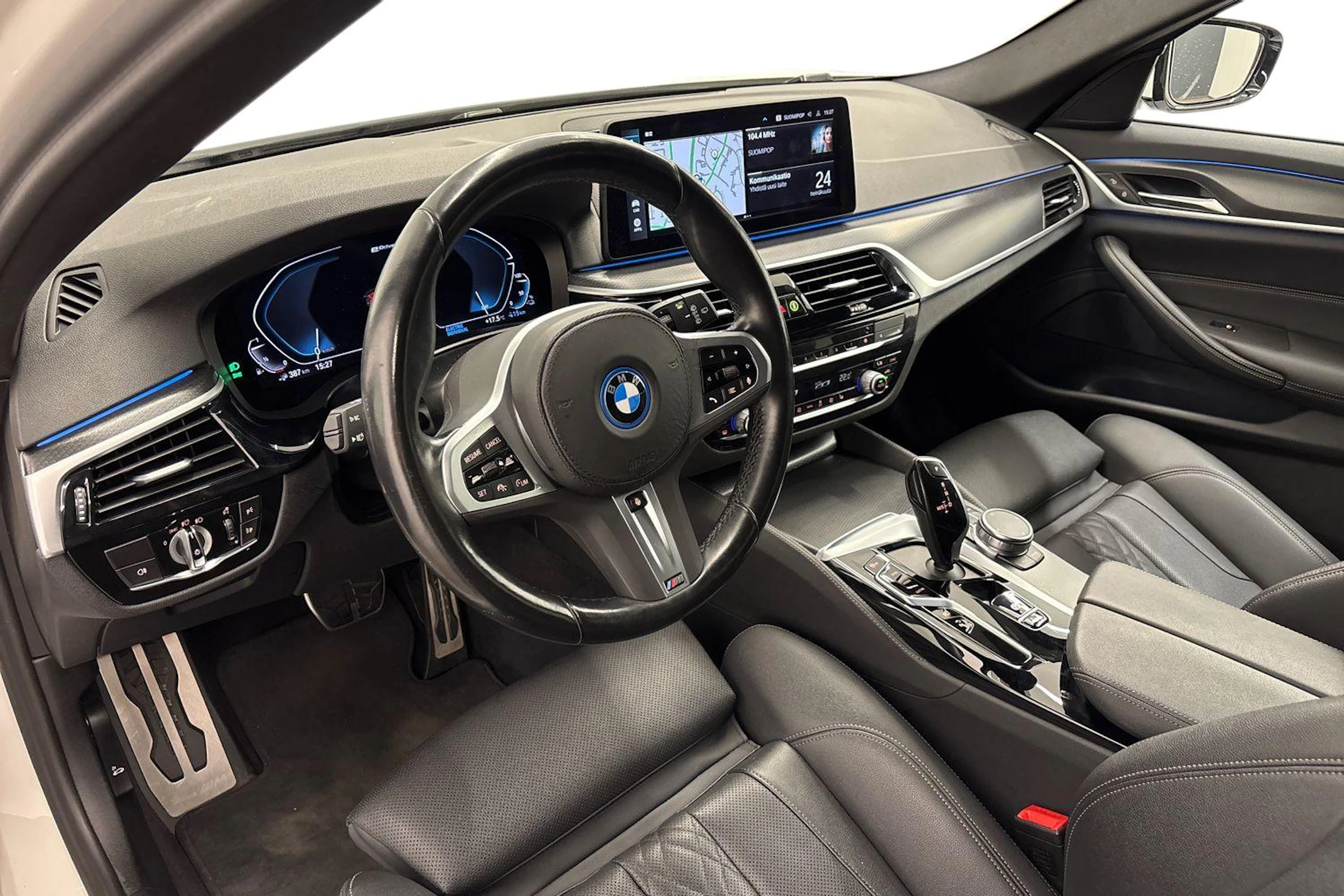 valkoinen BMW 530 2023 kuva 6.