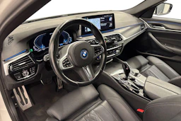 valkoinen BMW 530 2023 kuva 6.