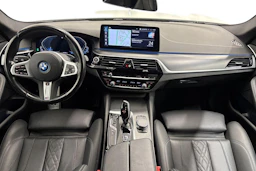 valkoinen BMW 530 2023 kuva 7.