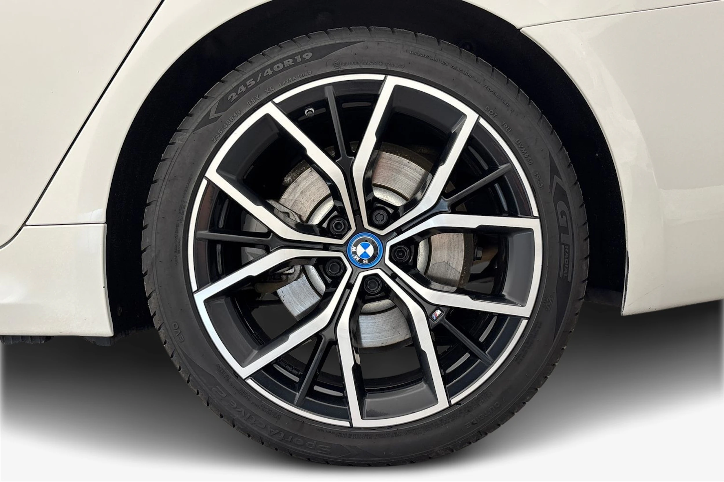 valkoinen BMW 530 2023 kuva 9.