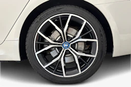 valkoinen BMW 530 2023 kuva 9.