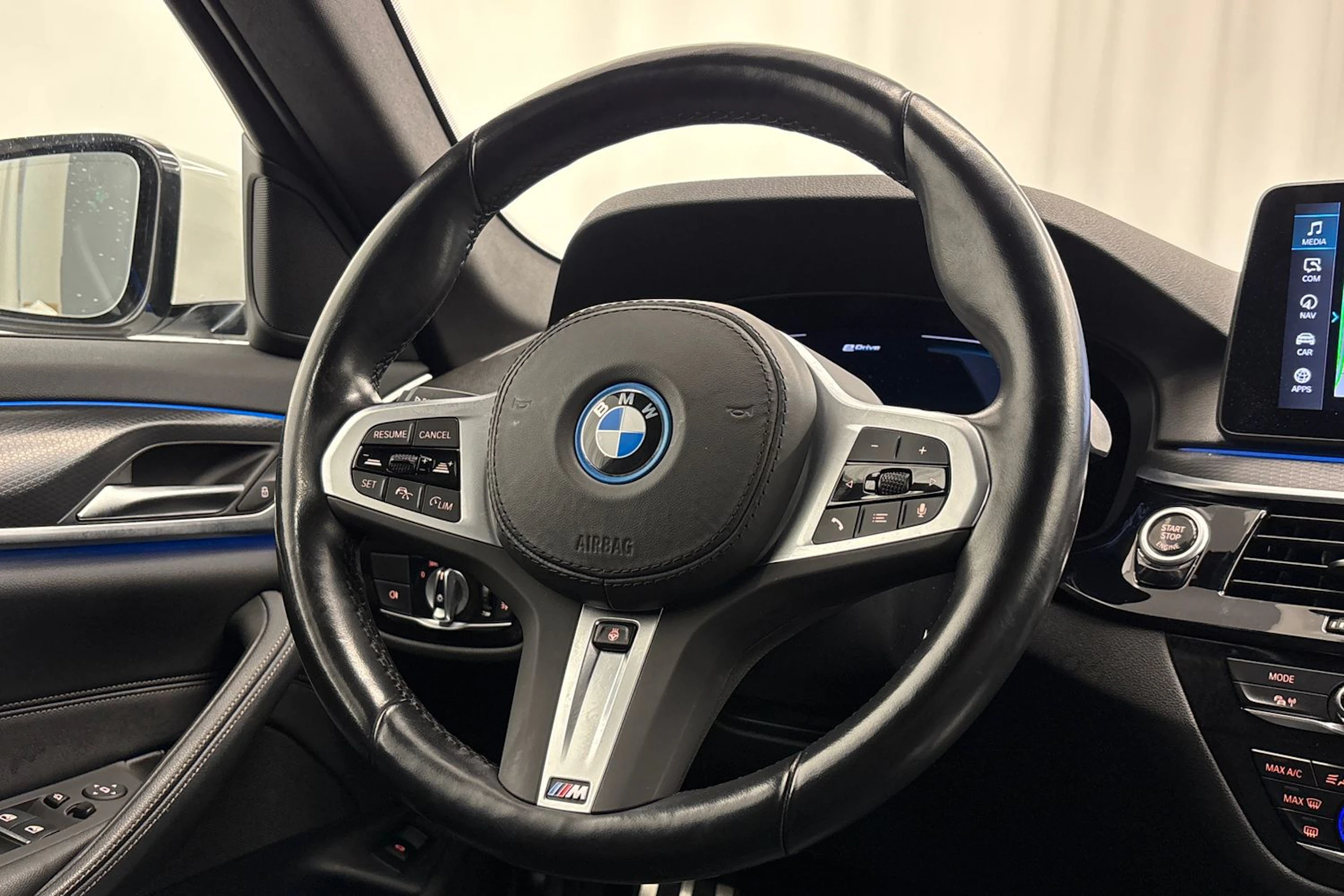 valkoinen BMW 530 2023 kuva 13.