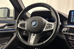 valkoinen BMW 530 2023 kuva 13.