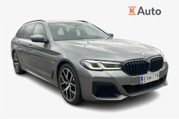 harmaa BMW 530 2024 kuva 1.