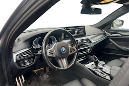 harmaa BMW 530 2024 kuva 3.