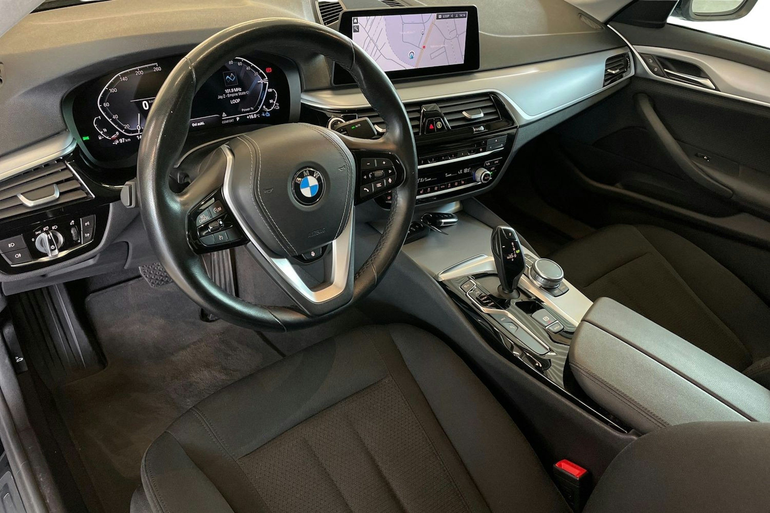 Musta BMW 530e iPerformance 2020 kuva 7.