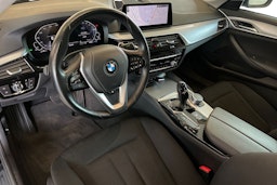 Musta BMW 530e iPerformance 2020 kuva 7.