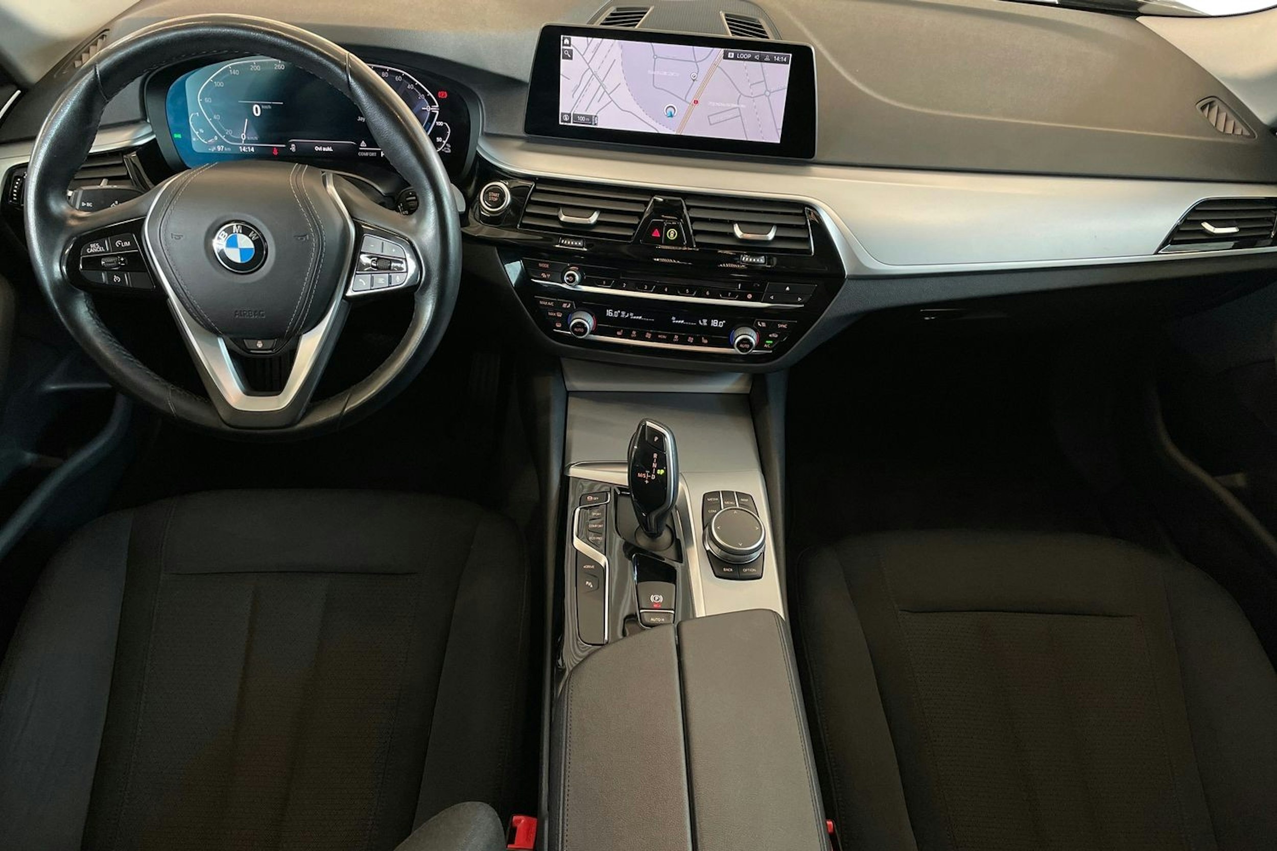 Musta BMW 530e iPerformance 2020 kuva 9.