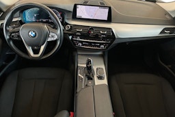 Musta BMW 530e iPerformance 2020 kuva 9.