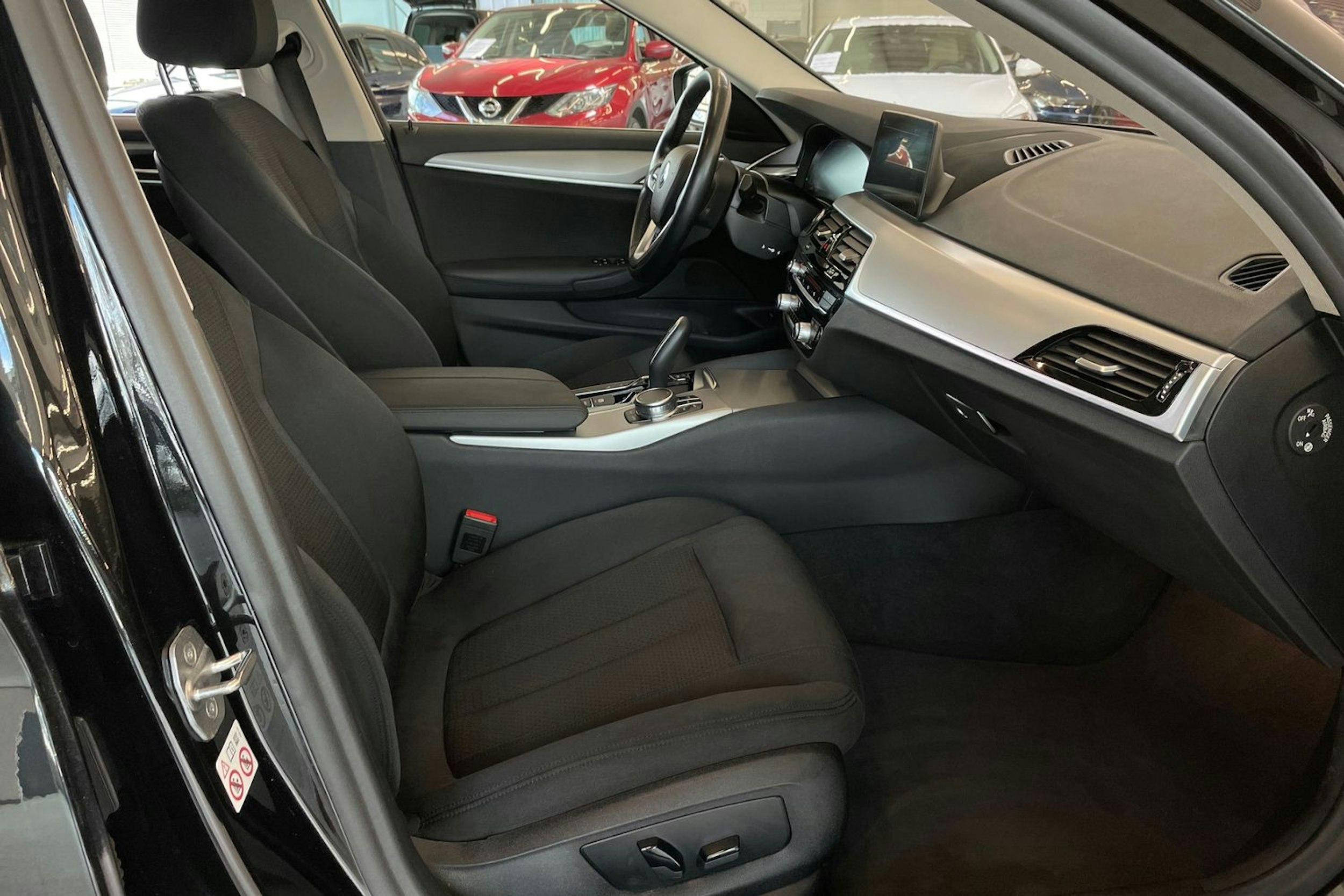 Musta BMW 530e iPerformance 2020 kuva 16.