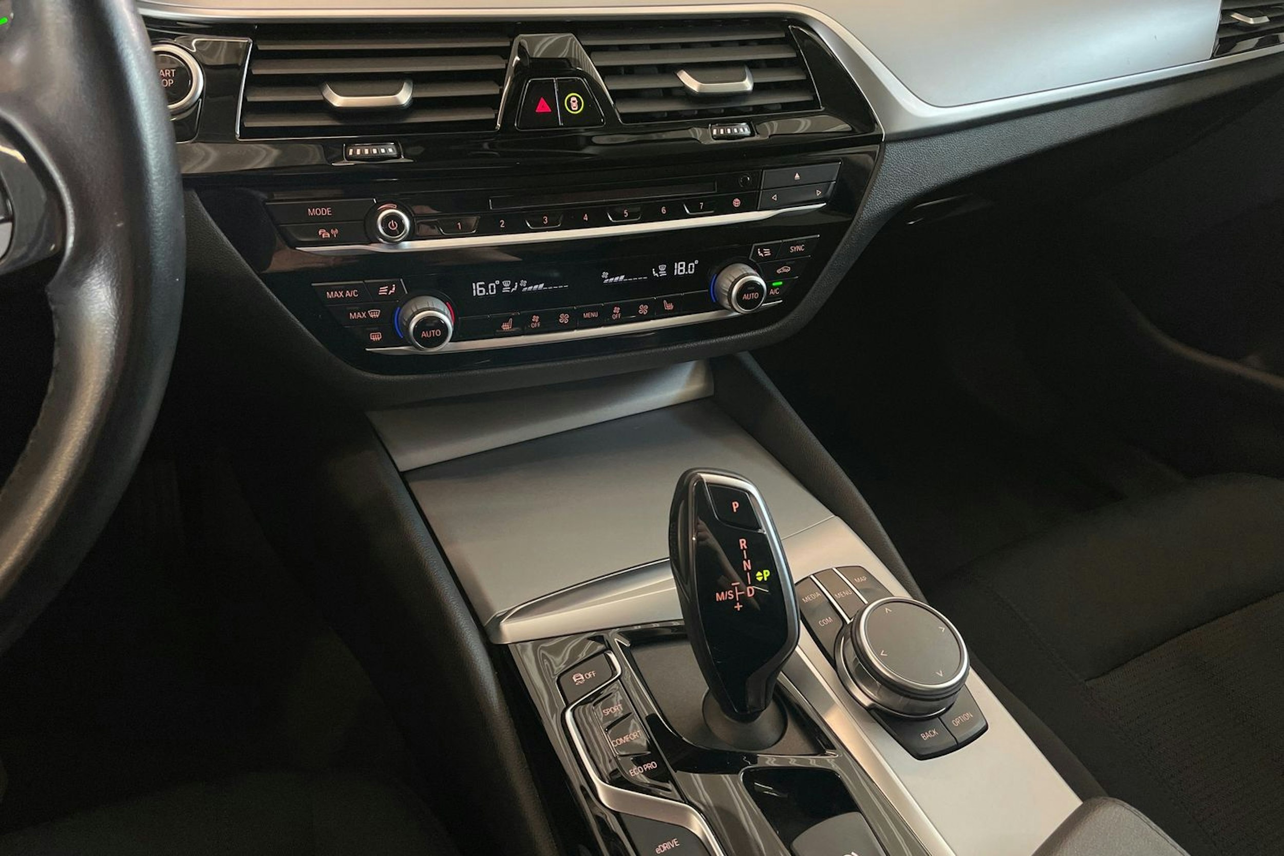 Musta BMW 530e iPerformance 2020 kuva 18.