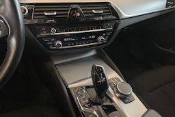 Musta BMW 530e iPerformance 2020 kuva 18.