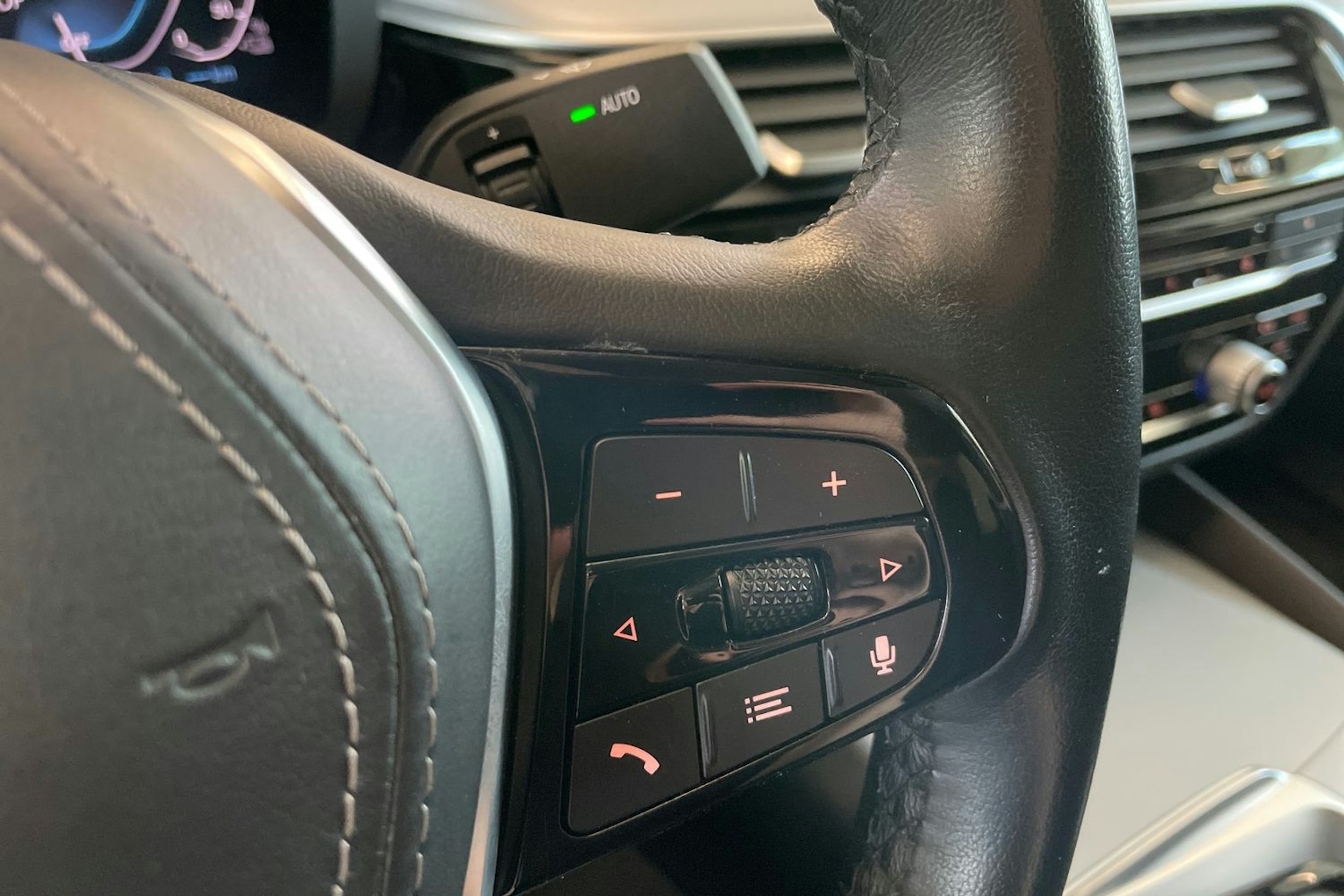 Musta BMW 530e iPerformance 2020 kuva 23.