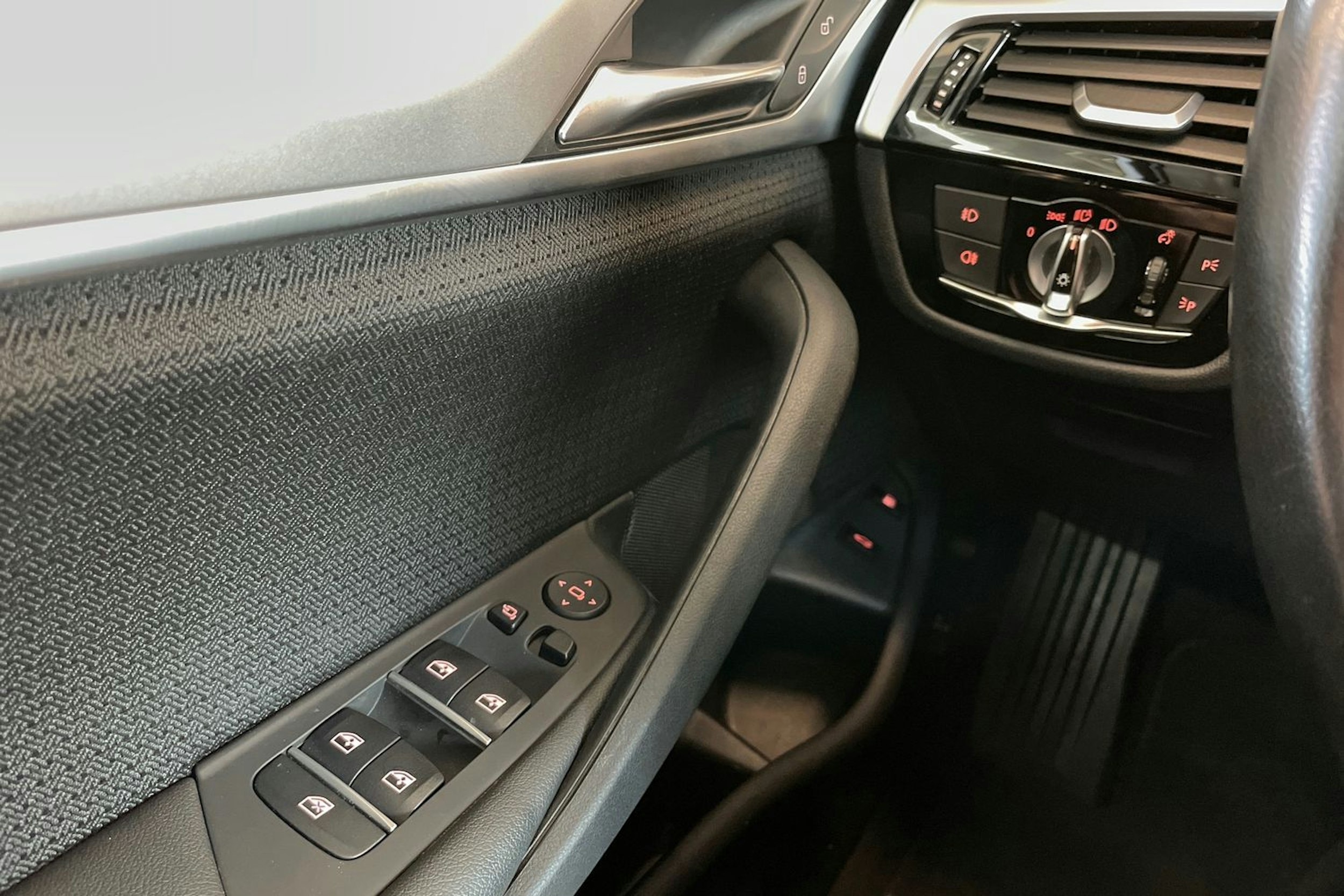 Musta BMW 530e iPerformance 2020 kuva 24.