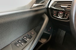 Musta BMW 530e iPerformance 2020 kuva 24.