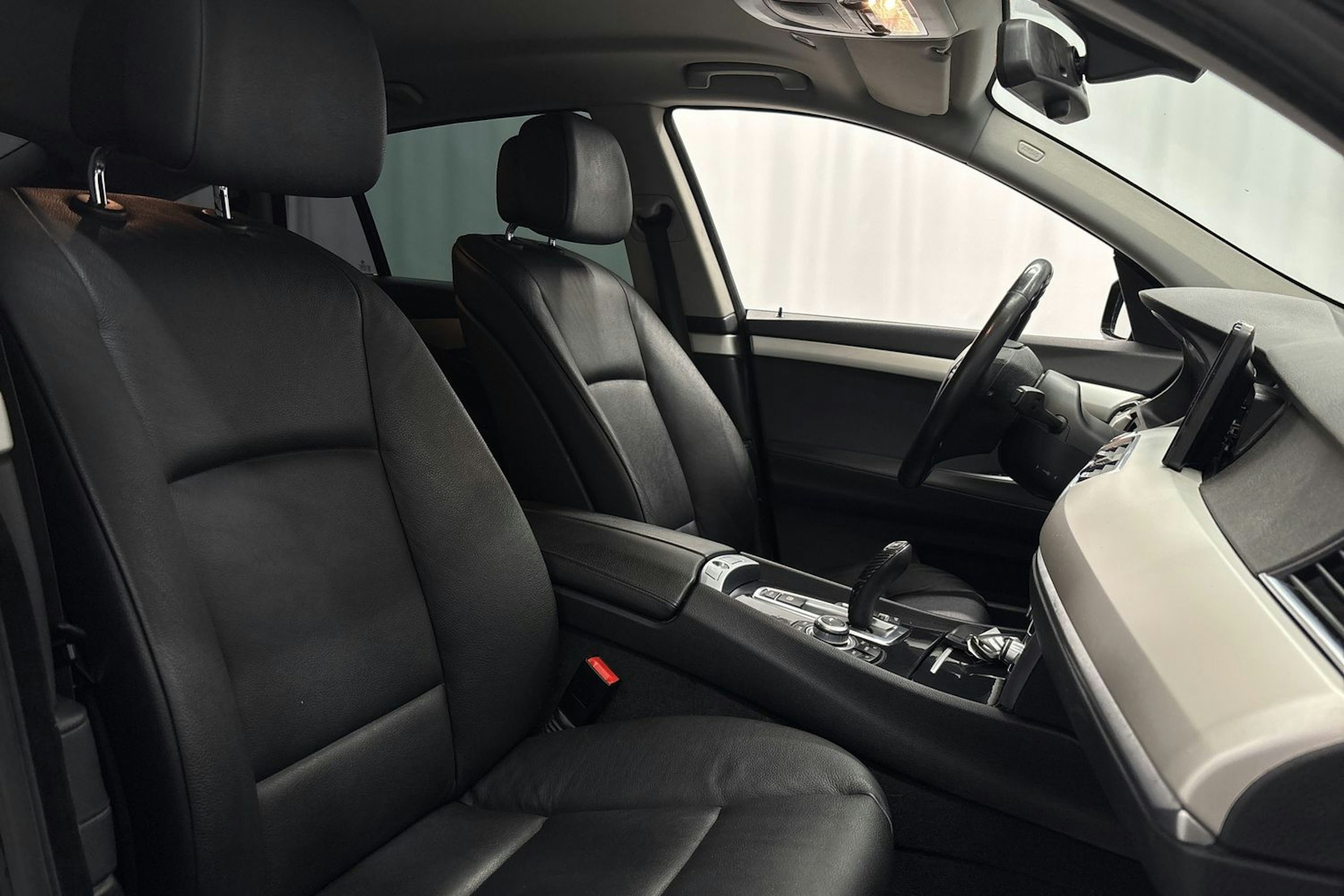 musta BMW 535 2011 kuva 12.