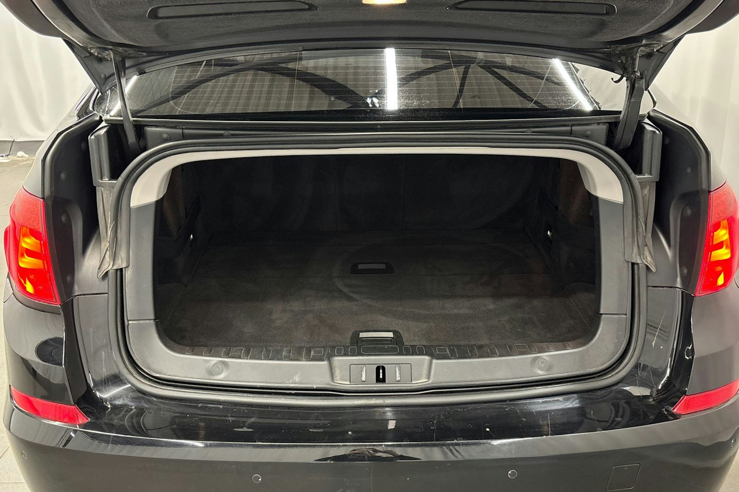 musta BMW 535 2011 kuva 13.